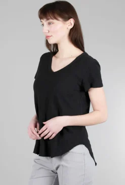 Store Evie Lou Curved Hem Vee Tee, Black