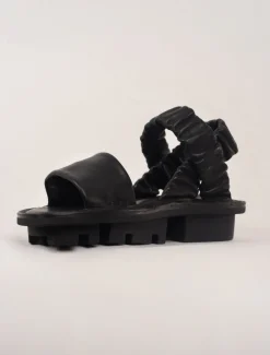 Discount Evie Lou Synchron Closed Sandal, Black Sat